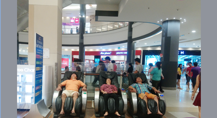 ghế massage ở trung tâm thương mại-2
