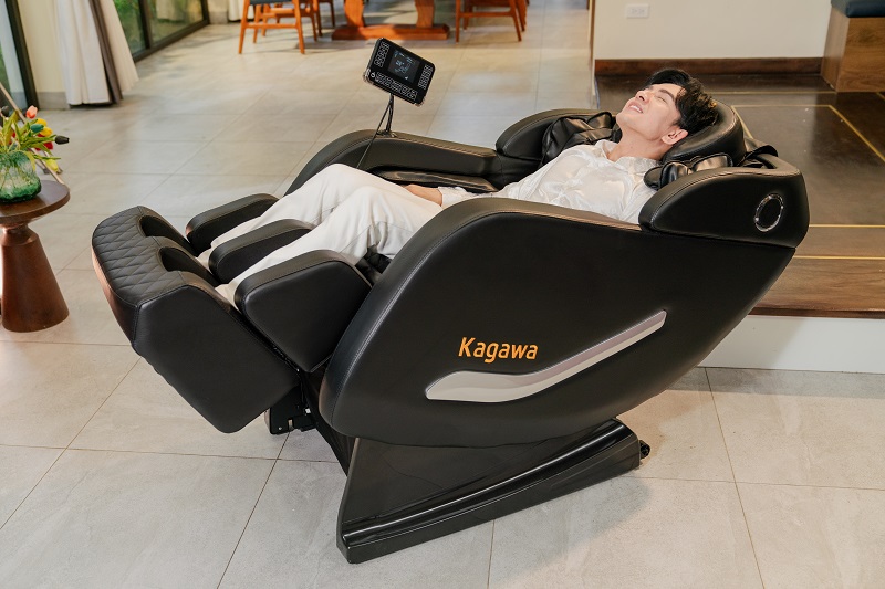 Nằm tận hưởng cảm giác thư giãn thoải mái trên ghế massage Kagawa K26