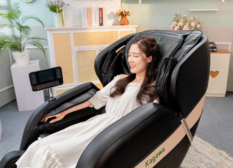Con lăn massage của ghế được bọc đầy silicon mang đến cảm giác chân thật như tay người