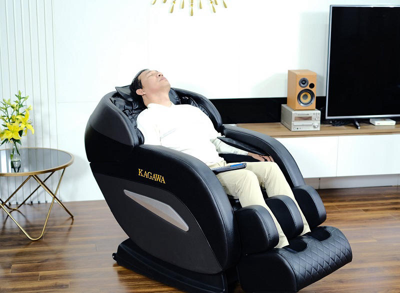 Lựa chọn chế độ massage nhẹ nhàng khi ngồi ghế massage sẽ giúp dễ ngủ hơn